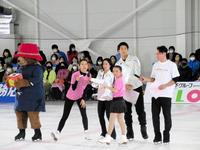 　アイスショーでファンへプレゼント抽選を行う村元哉中（左）、三浦璃来（左から２人）、木原龍一（右から２人目）、高橋大輔（右）＝木下アカデミー京都アイスアリーナ