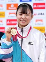 　女子個人総合で初優勝し、笑顔でメダルを手にする渡部葉月