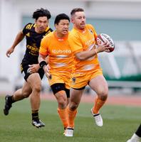 　後半、攻め込む東京ベイのフォーリー（右）と立川。左は東京ＳＧ・中村亮