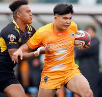 　後半、東京ＳＧ・松島（左）のタックルを受けながらトライを決める東京ベイ・木田