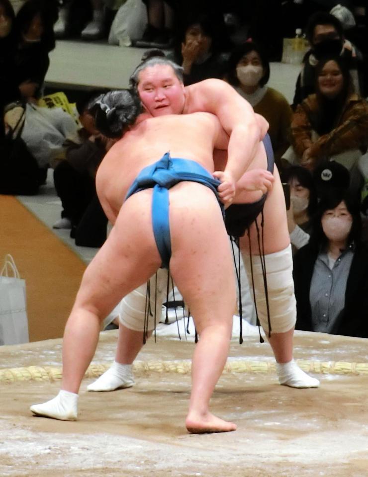 　豊昇龍（背中）と胸を合わせる照ノ富士