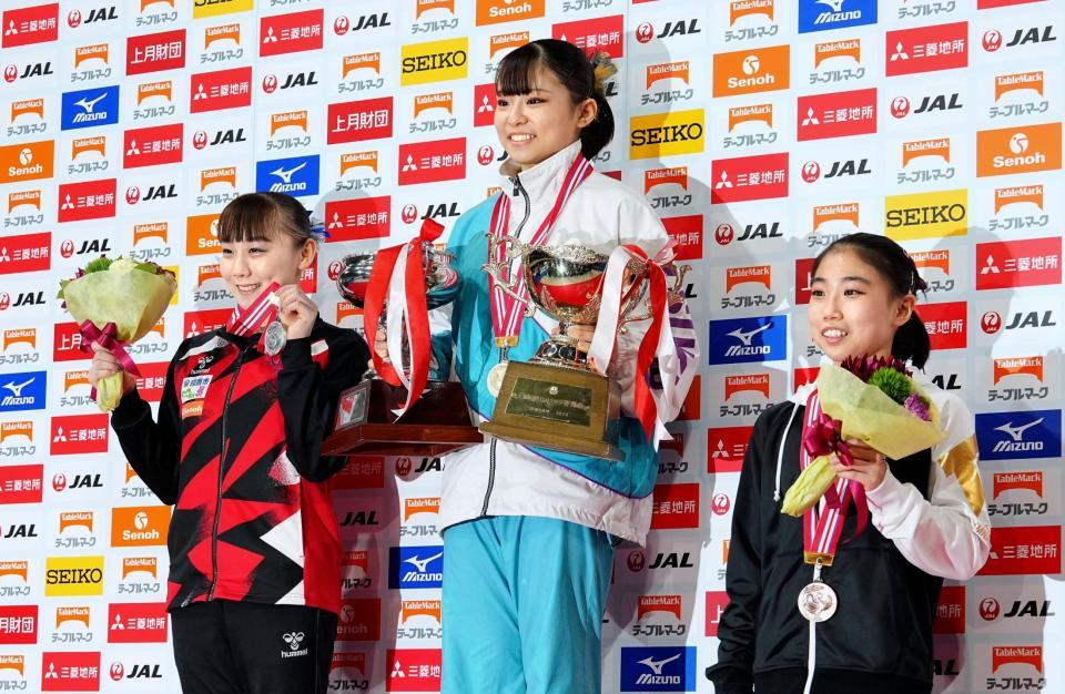 　女子個人総合の表彰式で笑顔を見せる１位の渡部葉月（中央）、２位の宮田笙子（左）、３位の岸里奈