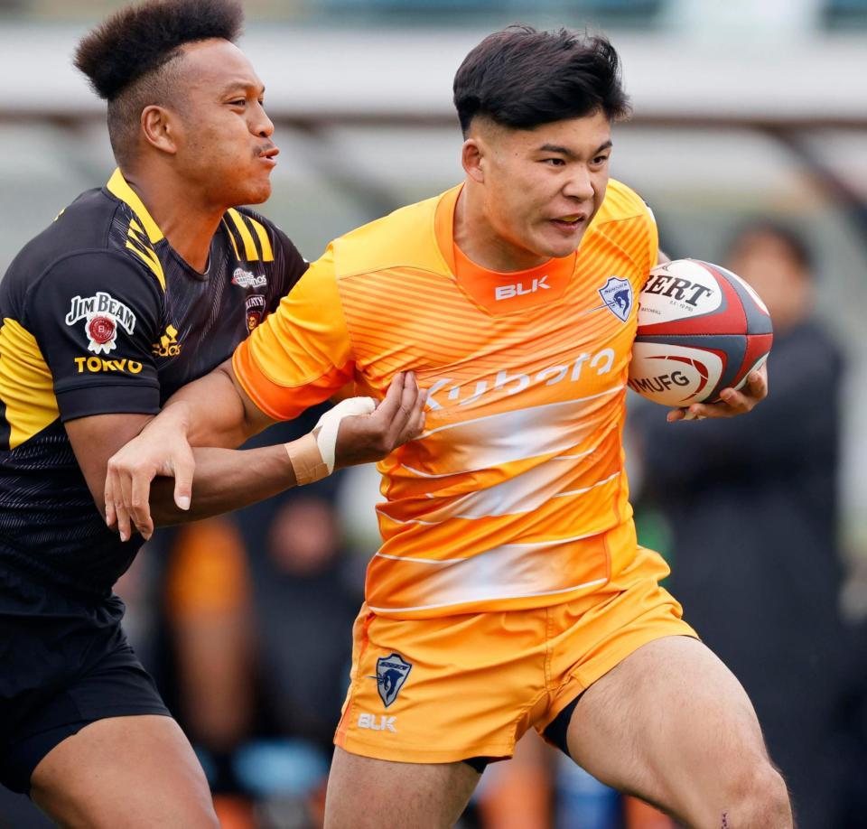 　後半、東京ＳＧ・松島（左）のタックルを受けながらトライを決める東京ベイ・木田