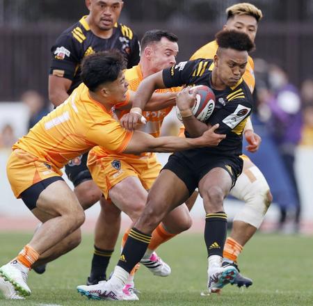 　後半、突進を阻まれる東京ＳＧ・松島（右）