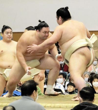 　ぶつかり稽古をする朝乃山