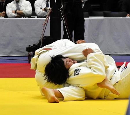 　体重無差別の全日本女子選手権決勝で、児玉ひかる（下）を抑え込む梅木真美