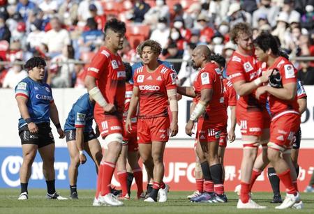 　横浜に敗れ肩を落とす神戸フィフティーン