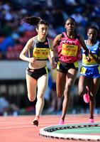 　グランプリ女子１５００メートルで力走する田中希実（左）