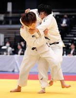 　決勝で児玉ひかる（右）を攻める梅木真美。一本勝ちで初優勝した