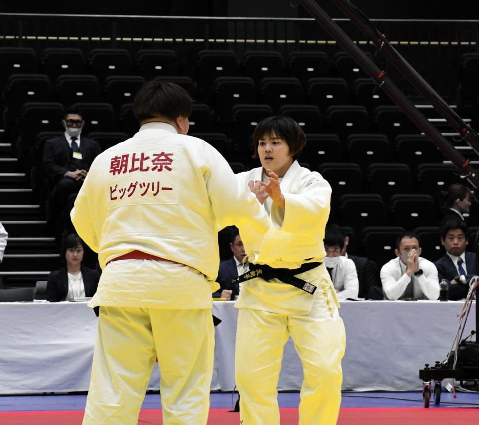 　全日本選手権３回戦で朝比奈沙羅（左）を破った宇野友紀子