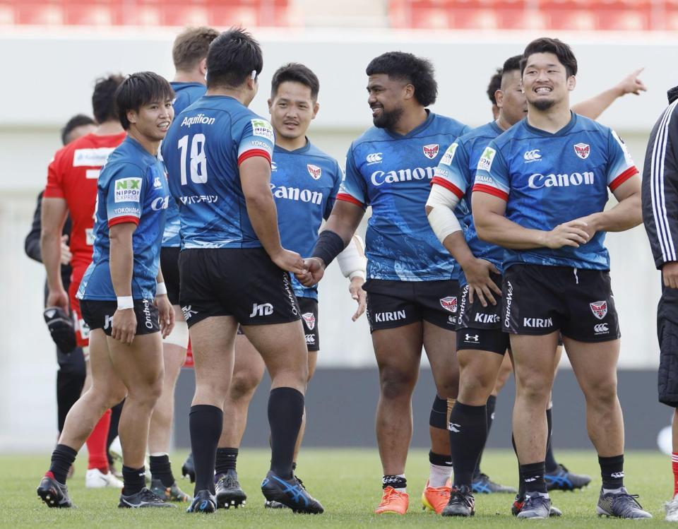 　神戸に勝利し喜ぶ横浜フィフティーン