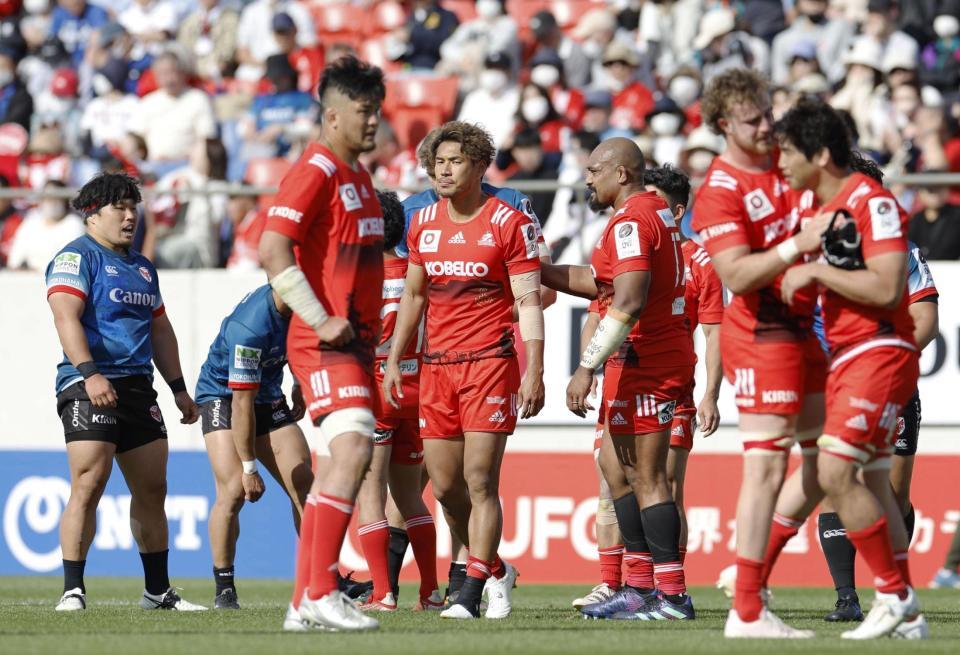 　横浜に敗れ肩を落とす神戸フィフティーン