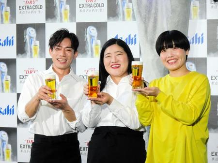 　アサヒビールのＰＲイベントに出席した（左から）高橋大輔、ガンバレルーヤのよしこ、まひる