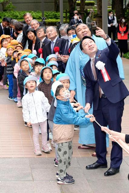 霧馬山　保育園児らとこいのぼり掲揚　コロナ禍の影響で４年ぶり開催