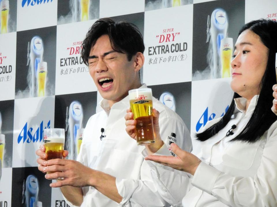 　アサヒビールのイベントで、ビールを試飲し至福の表情を浮かべる高橋大輔。右はガンバレルーヤ・よしこ