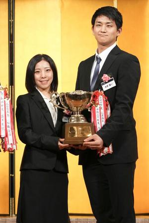 　日本スケート連盟の表彰祝賀会で、ＪＯＣ杯を受賞した三浦璃来（左）、木原龍一組（アフロ／ＪＳＦ）
