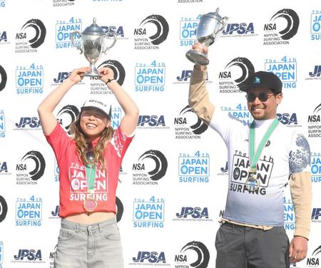 　優勝トロフィーを掲げる都筑有夢路（左）と稲葉玲王（撮影・堀内翔）