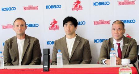 　今季を総括するリーグワン神戸のニコラス・ホルテン・ヘッドコーチ、橋本皓主将、福本正幸チームディレクター（左から）