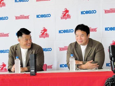 　今季限りで退団するリーグワン神戸の有田隆平（右）と前川鐘平