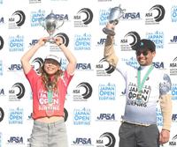 　優勝トロフィーを掲げる都筑有夢路（左）と稲葉玲王（撮影・堀内翔）