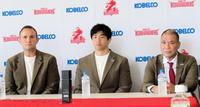 　今季を総括するリーグワン神戸のニコラス・ホルテン・ヘッドコーチ、橋本皓主将、福本正幸チームディレクター（左から）