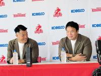 　今季限りで退団するリーグワン神戸の有田隆平（右）と前川鐘平