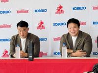 　今季限りで退団するリーグワン神戸の有田隆平（右）と前川鐘平