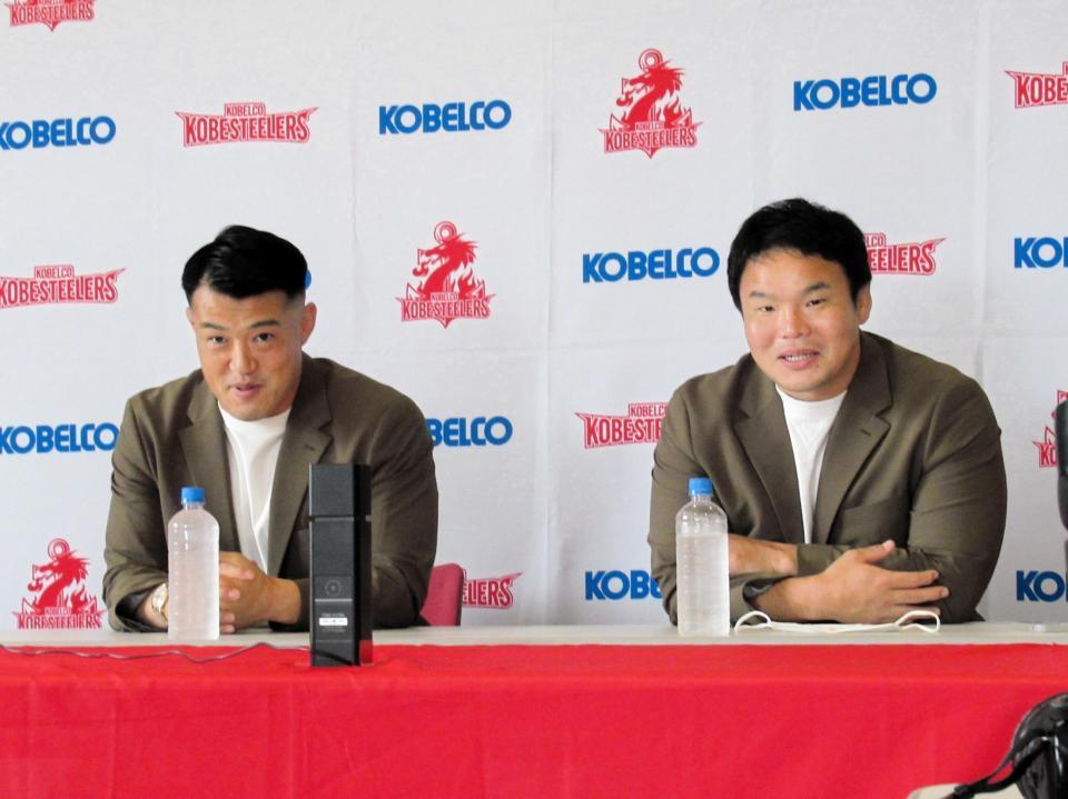 　今季限りで退団するリーグワン神戸の有田隆平（右）と前川鐘平