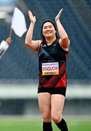 　女子やり投げで優勝し、声援に応える北口榛花＝エディオンスタジアム広島