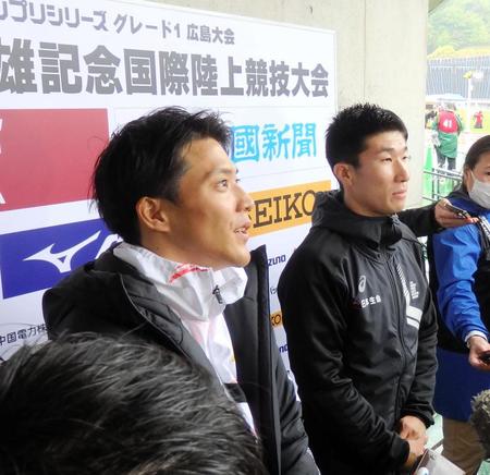 　予選を終えて取材に応じる（左から）山縣亮太、桐生祥秀