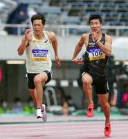 　男子１００メートル予選で力走する桐生祥秀（右）と山縣亮太