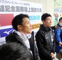 　予選を終えて取材に応じる（左から）山縣亮太、桐生祥秀