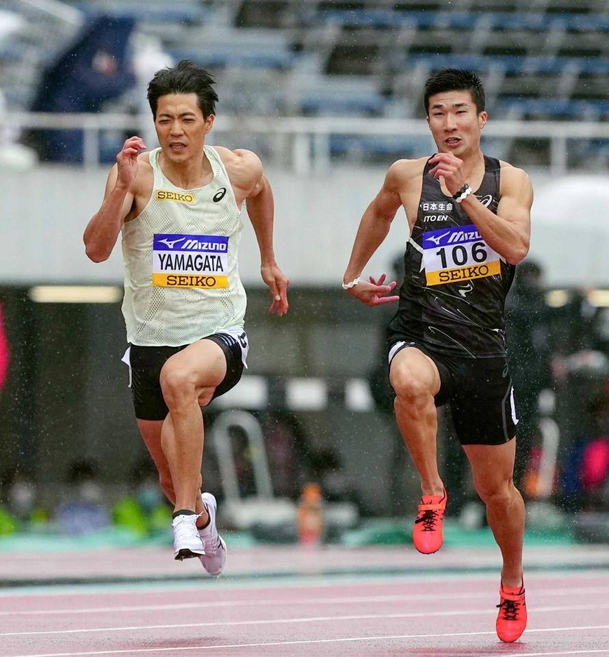 　男子１００メートル予選で力走する桐生祥秀（右）と山縣亮太