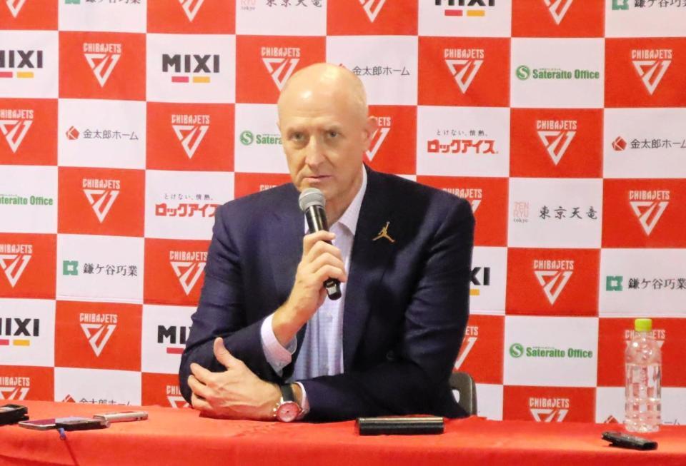 　船橋アリーナで取材に応じるトム・ホーバス監督