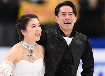 　村元哉中（左）と高橋大輔