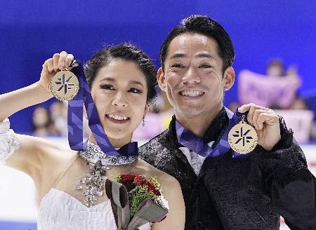 　全日本選手権のアイスダンスで初優勝し、メダルを手に笑顔の村元哉中（左）、高橋大輔組＝２０２２年１２月、東和薬品ラクタブドーム