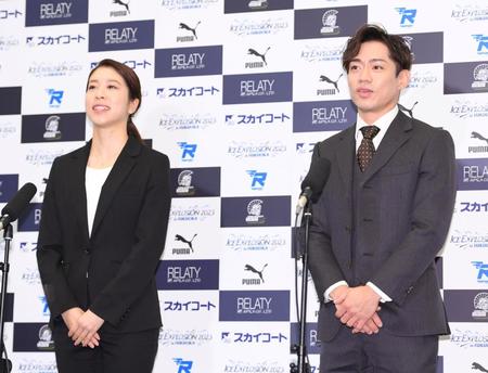 　会見するアイスダンスの高橋大輔（右）と村元哉中（撮影・棚橋慶太）