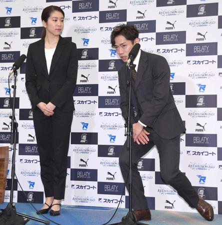 　膝の状態について話す高橋大輔。左は村元哉中（撮影・棚橋慶太）