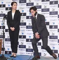 　膝の状態について話す高橋大輔。左は村元哉中（撮影・棚橋慶太）