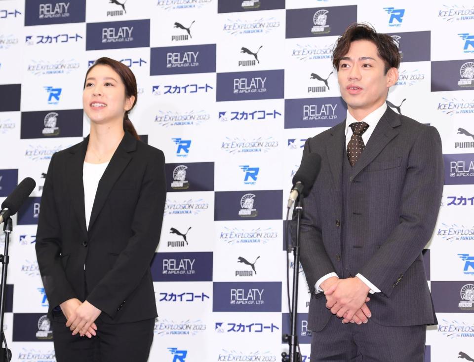 　会見するアイスダンスの高橋大輔（右）と村元哉中（撮影・棚橋慶太）