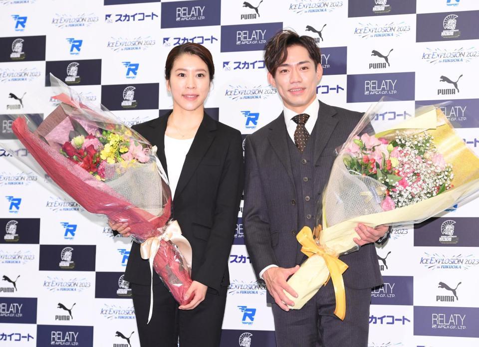 　花束を手に笑顔の高橋大輔（右）と村元哉中（撮影・棚橋慶太）