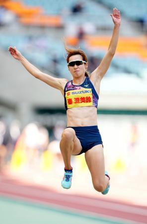 　女子走り幅跳び　６メートル７５で優勝した秦澄美鈴＝静岡スタジアム