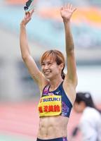 　女子走り幅跳びで優勝し、笑顔の秦澄美鈴