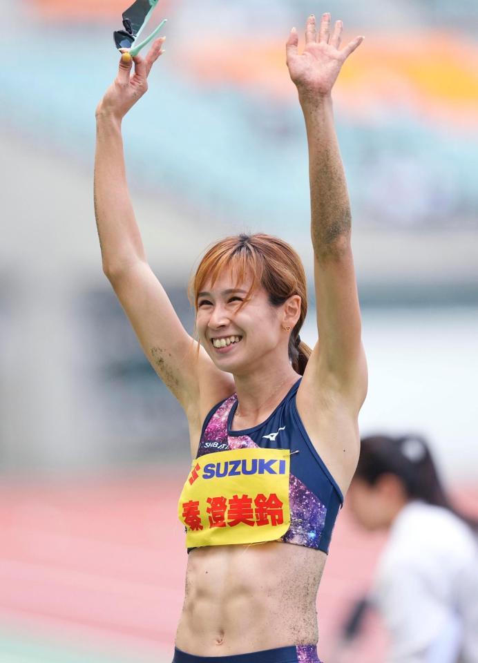 　女子走り幅跳びで優勝し、笑顔の秦澄美鈴