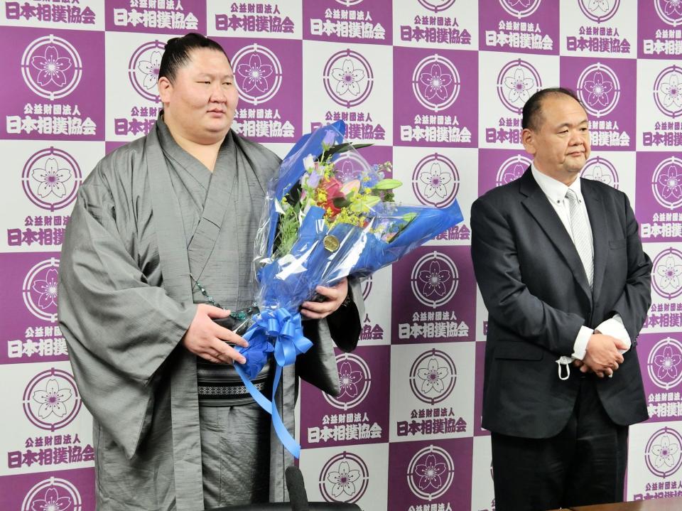 　師匠の湊親方（右）と引退会見に臨んだ元関脇逸ノ城