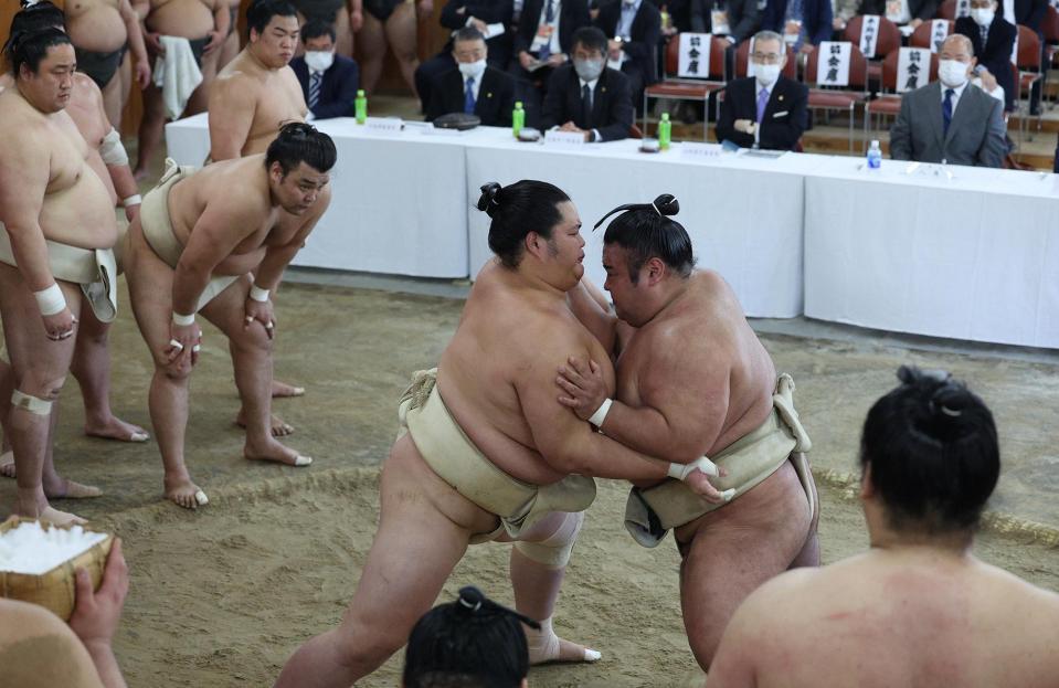 　横綱審議委員会の稽古総見で胸を合わせる貴景勝＝代表撮影