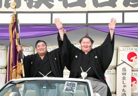 　初優勝し、記念撮影で万歳する（右）