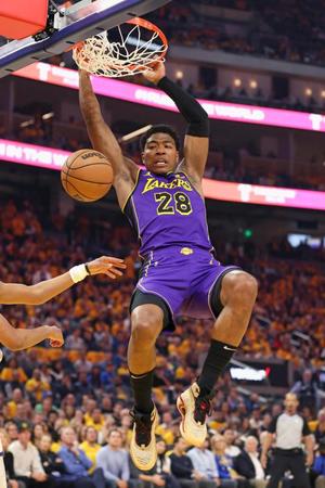 　ウォリアーズ戦でダンクシュートを決めるレーカーズの八村＝サンフランシスコ（ゲッティ＝共同）