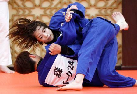 　世界選手権の開幕に向け、汗を流す柔道女子５２キロ級の阿部詩（上）＝ドーハ（共同）