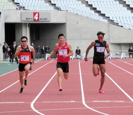 　木南記念の男子１００メートル２位の桐生祥秀（中央）